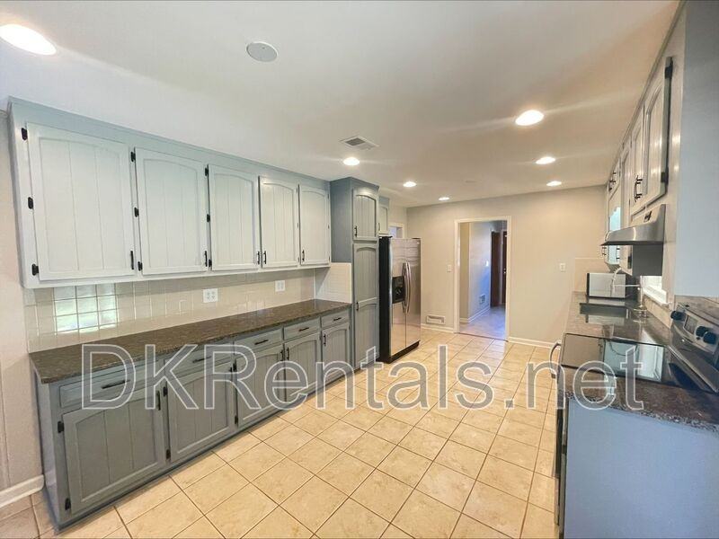 481 Virginia Pl Se - Photo 6 of 13