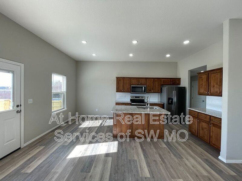 216 Hickory Hills St - Photo 2 of 11