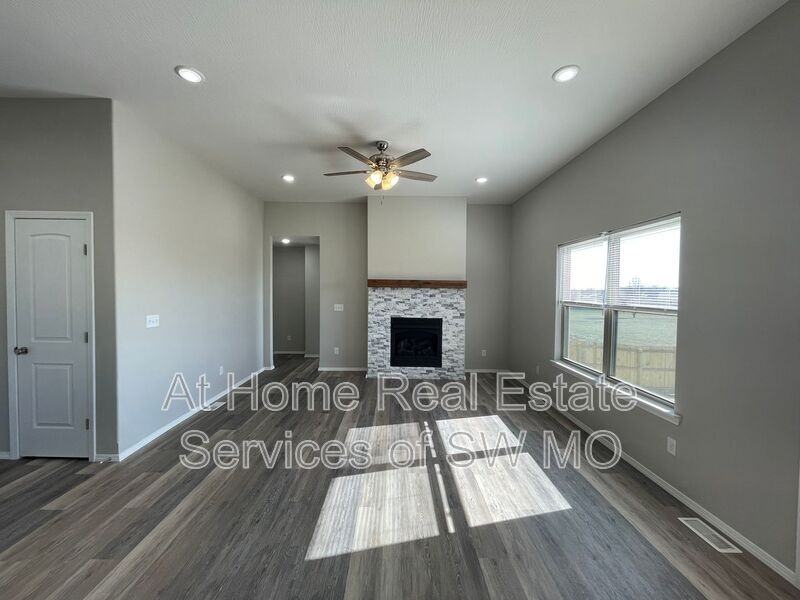 216 Hickory Hills St - Photo 4 of 11