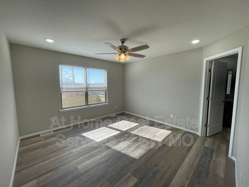 216 Hickory Hills St - Photo 5 of 11