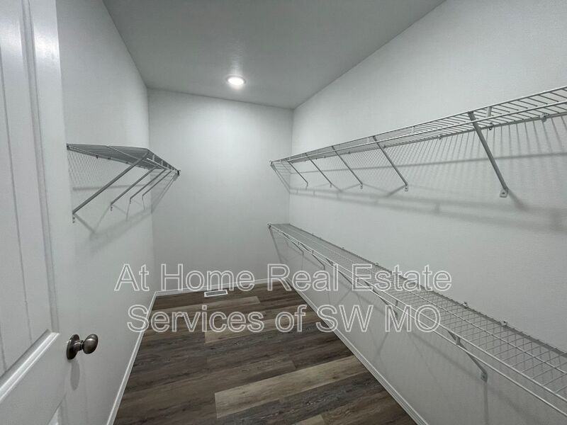 216 Hickory Hills St - Photo 7 of 11