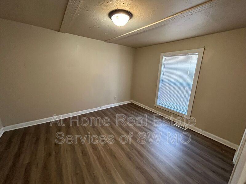 1917 N Old Orchard Ave - Photo 2 of 9