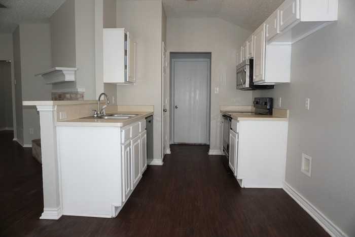 2425 Kelton St - Photo 3 of 12