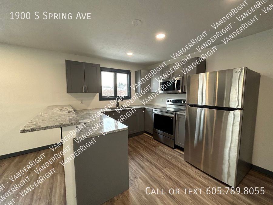 1900 South Spring Avenue - Photo 2 of 34