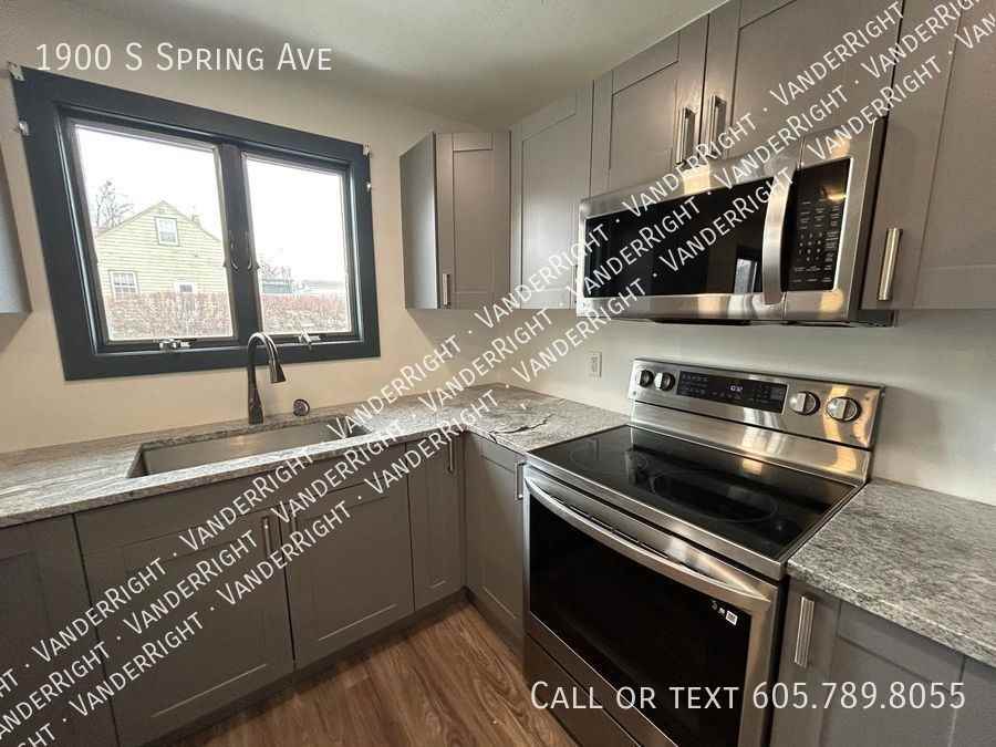 1900 South Spring Avenue - Photo 3 of 34