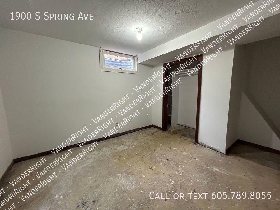 1900 South Spring Avenue - Photo 4 of 34