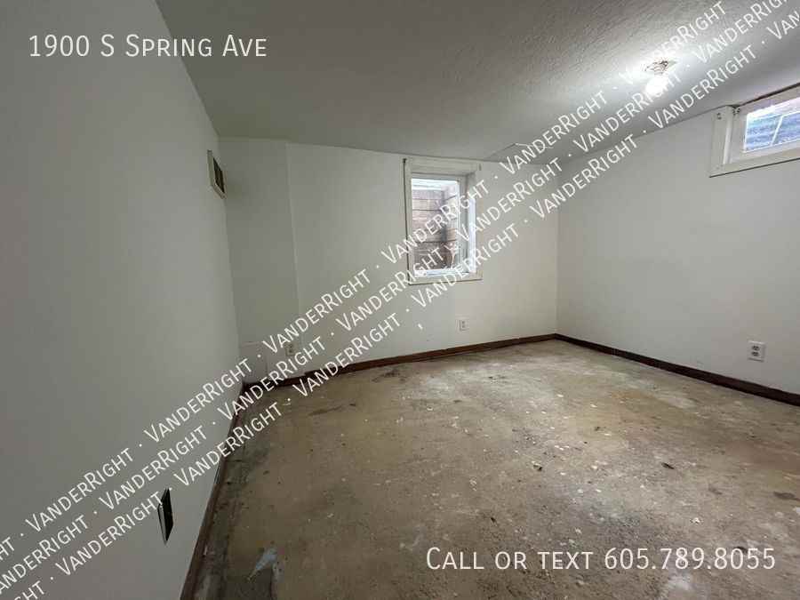 1900 South Spring Avenue - Photo 5 of 34