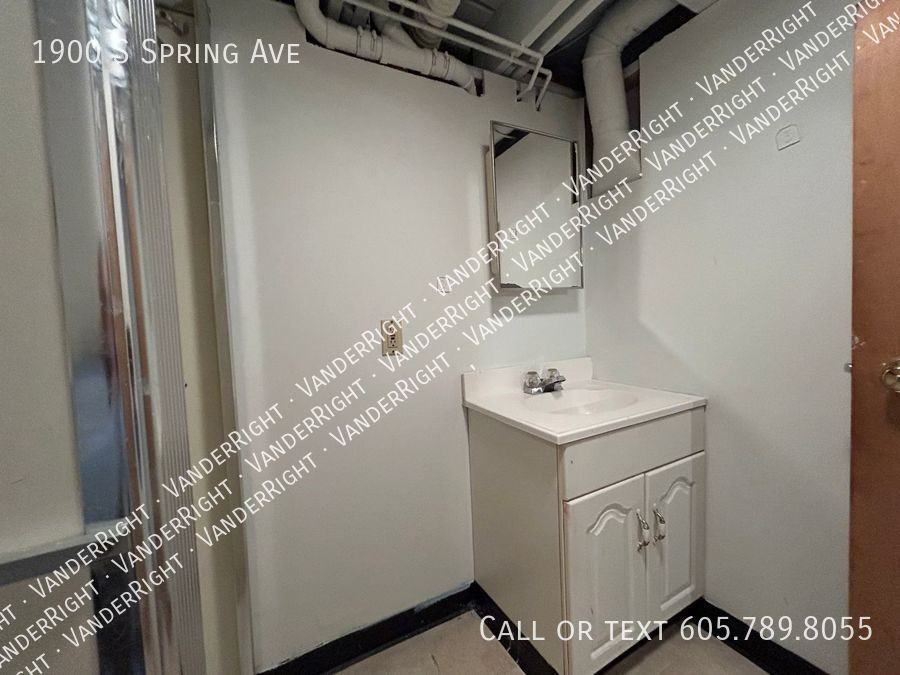 1900 South Spring Avenue - Photo 6 of 34