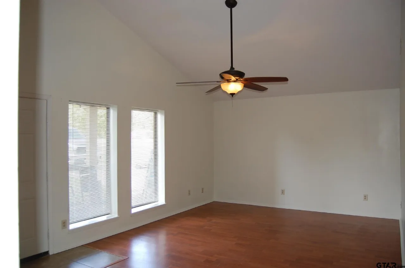 16215 Carole Dr - Photo 2 of 16