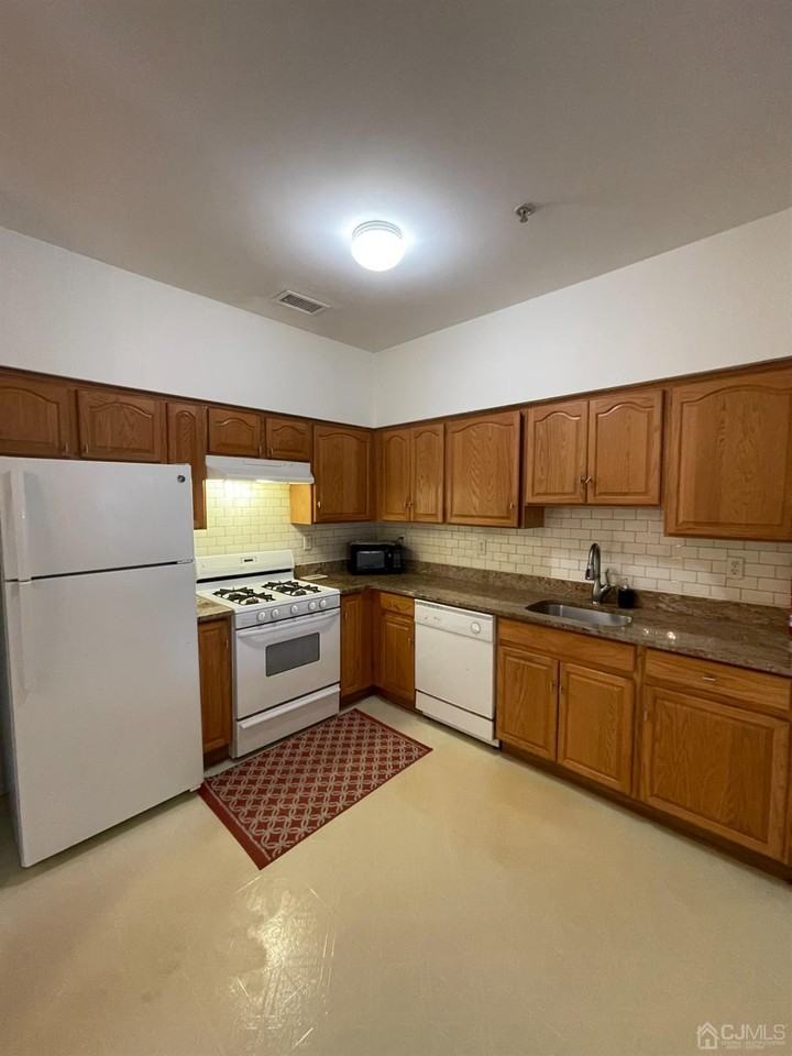 428 Lucy Ct - Photo 2 of 10