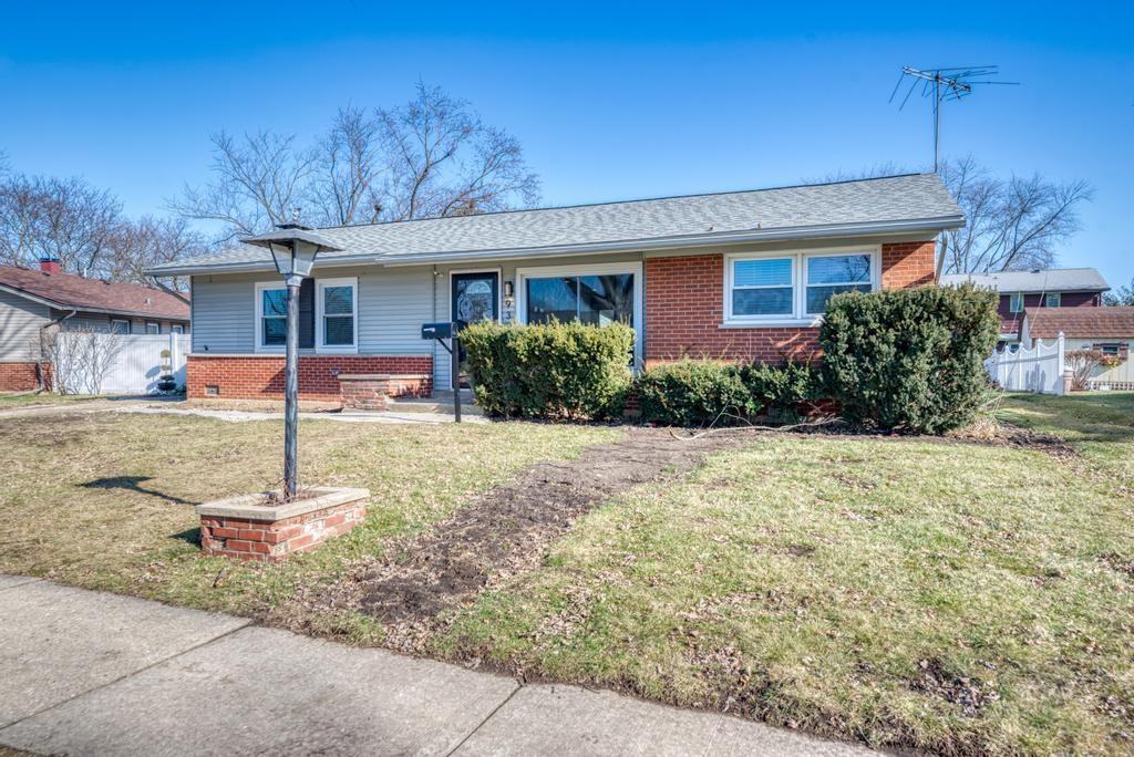 935 Elmwood Ln - Photo 2 of 32