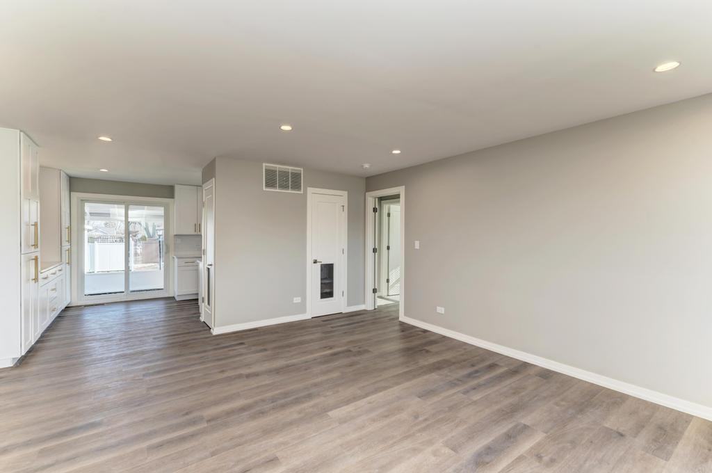 935 Elmwood Ln - Photo 3 of 32