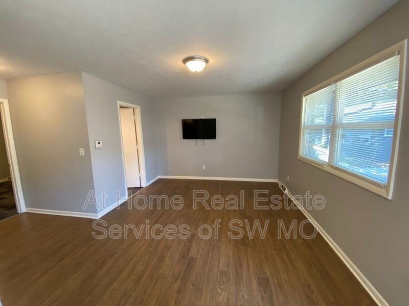 1337 E Elm St - Photo 2 of 9