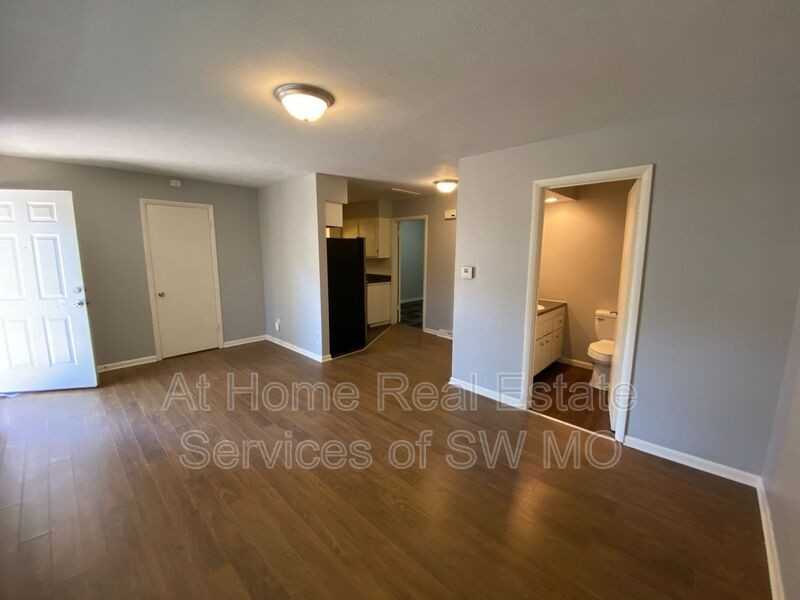 1337 E Elm St - Photo 3 of 9