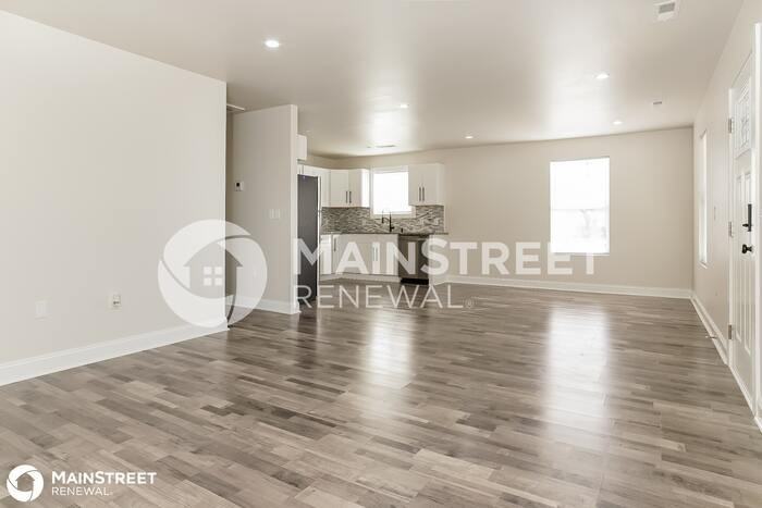 711 Logan St - Photo 3 of 15