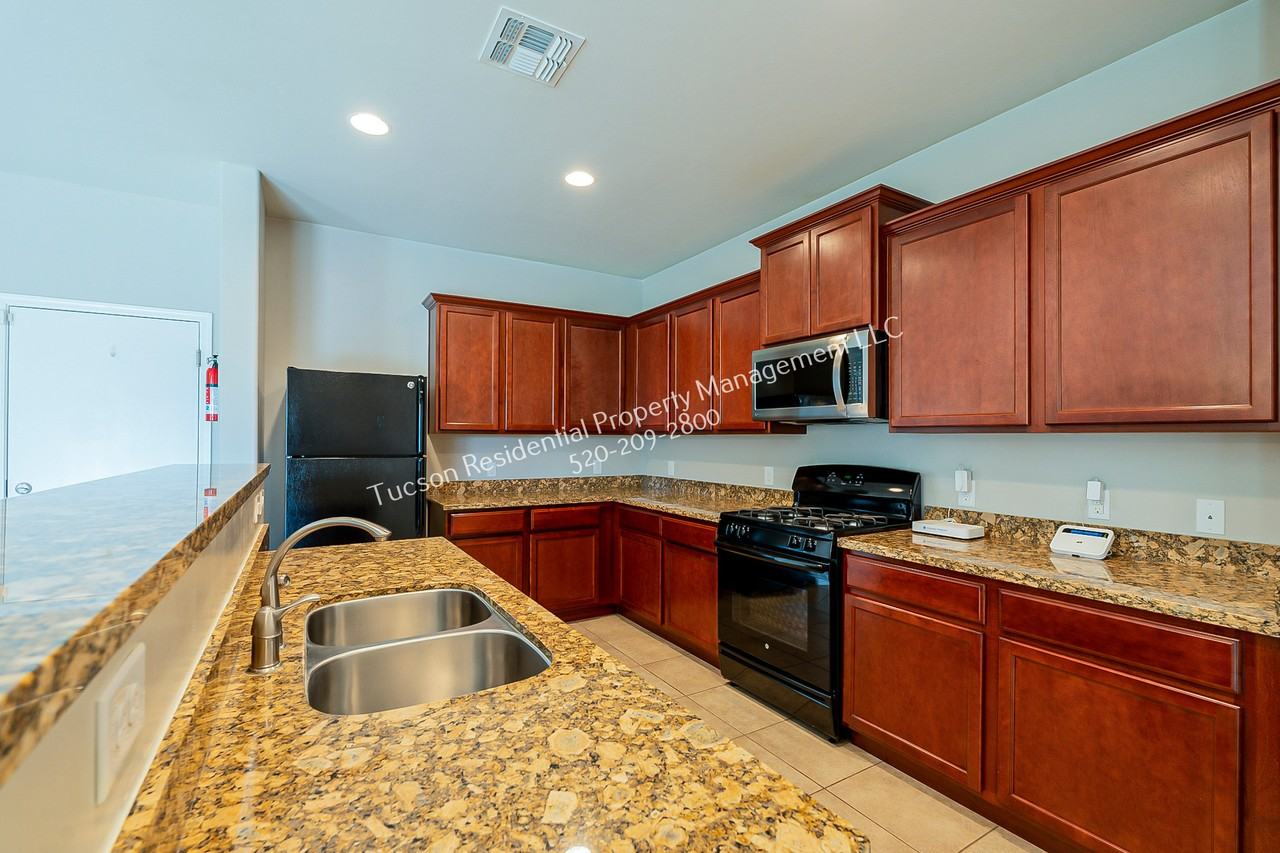 7723 W Tight Line Dr - Photo 2 of 50