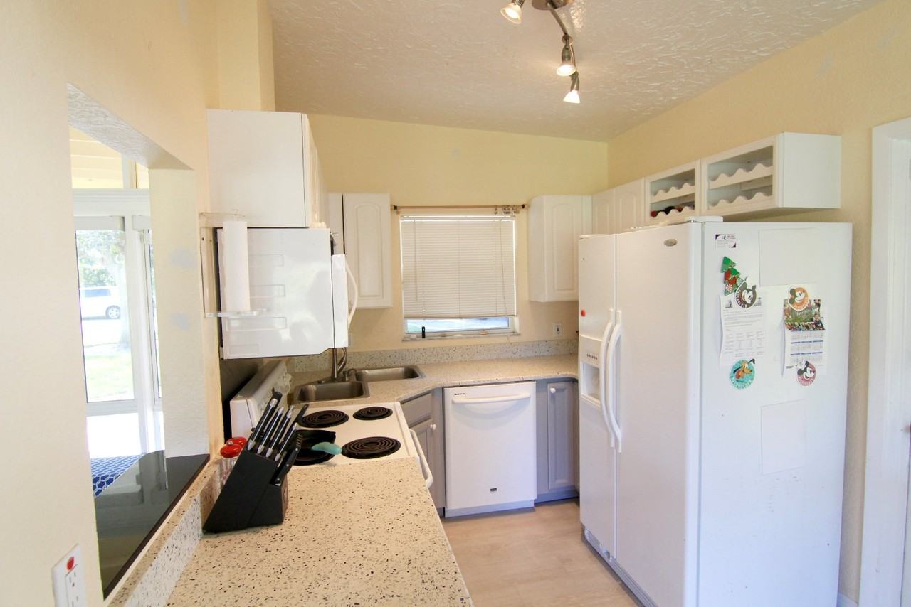 106 Sunset Dr - Photo 3 of 32