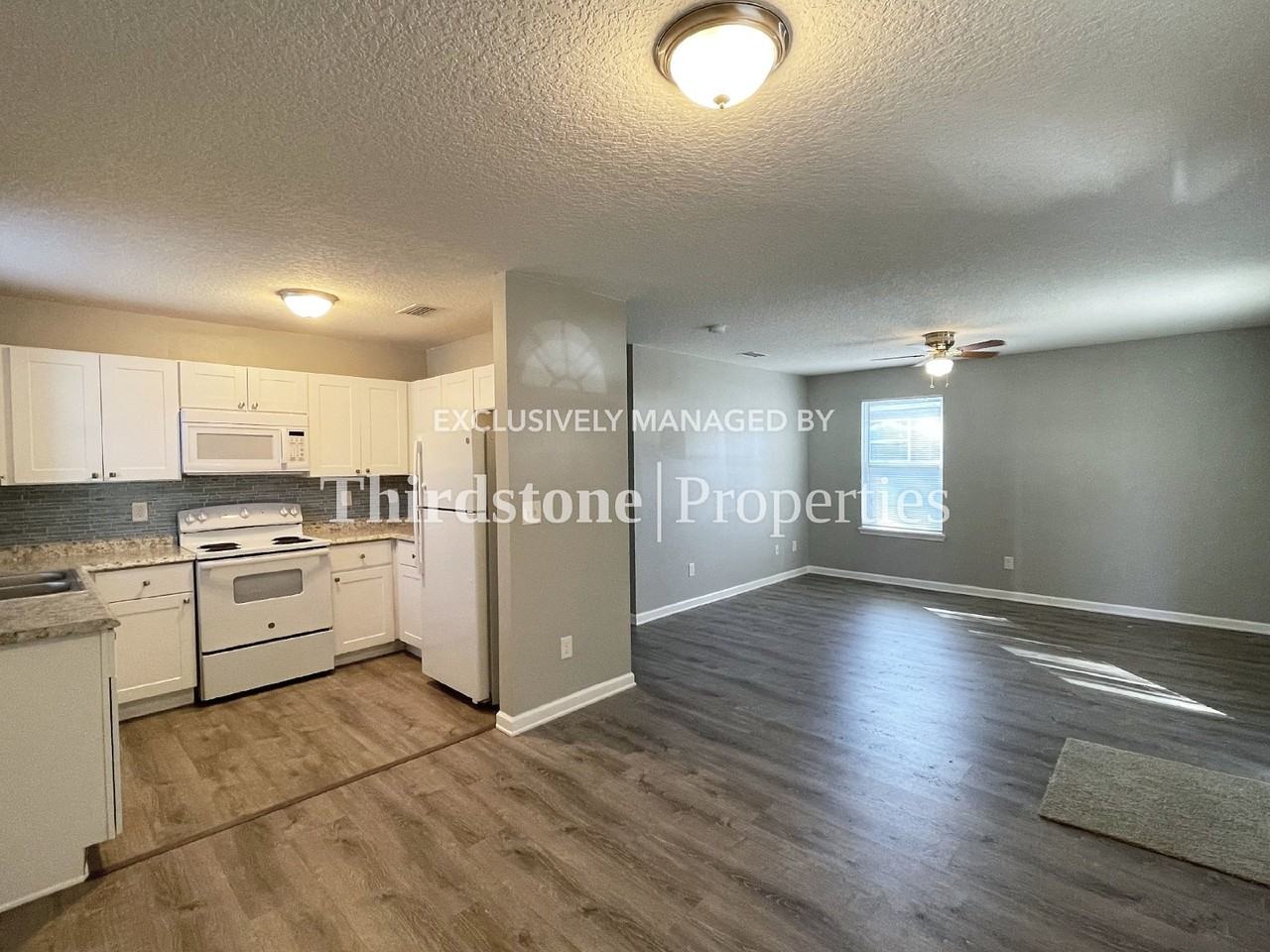 371 Smith St - Photo 3 of 21