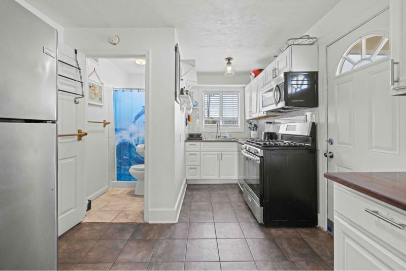 9716 11th Bay St - Photo 3 of 34