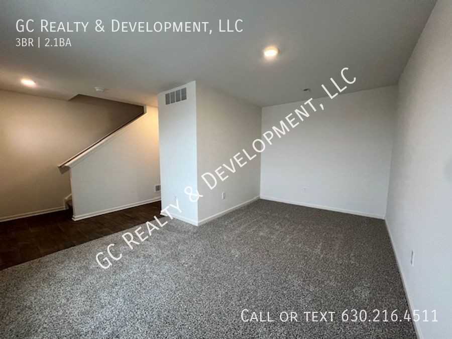 1458 Yosemite Way - Photo 3 of 40