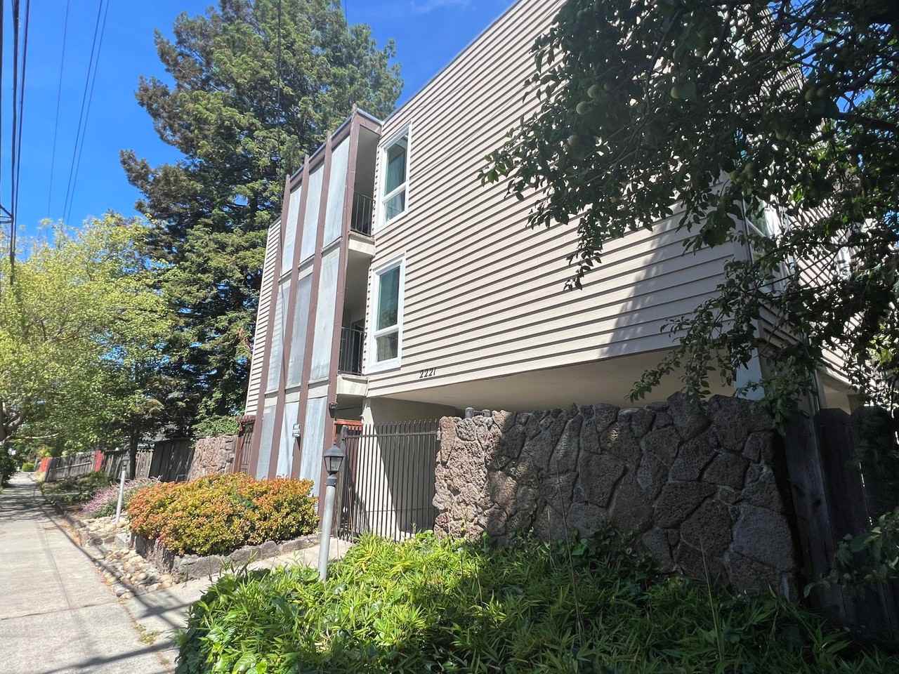 2221-2223 Parker St - Photo 2 of 3