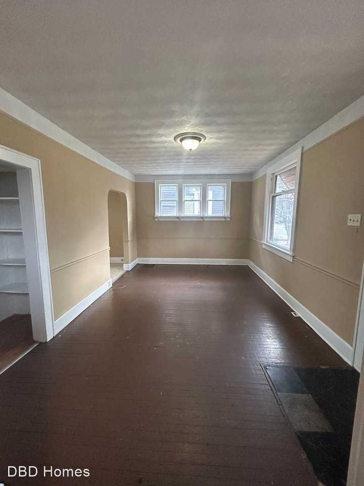 842 Poplar St - Photo 2 of 7