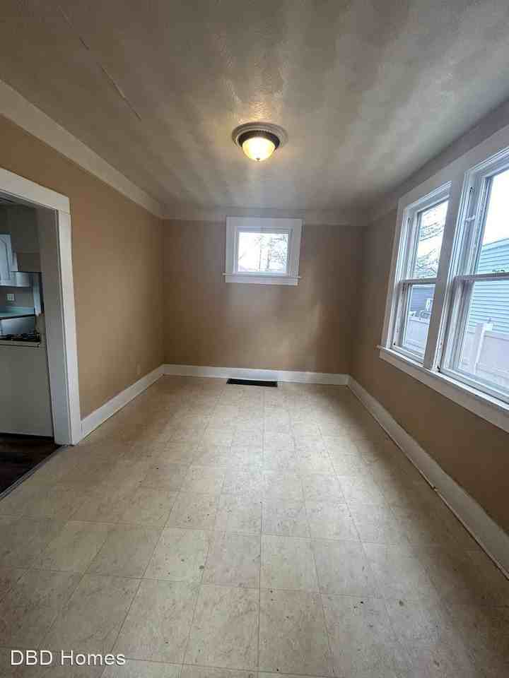 842 Poplar St - Photo 3 of 7