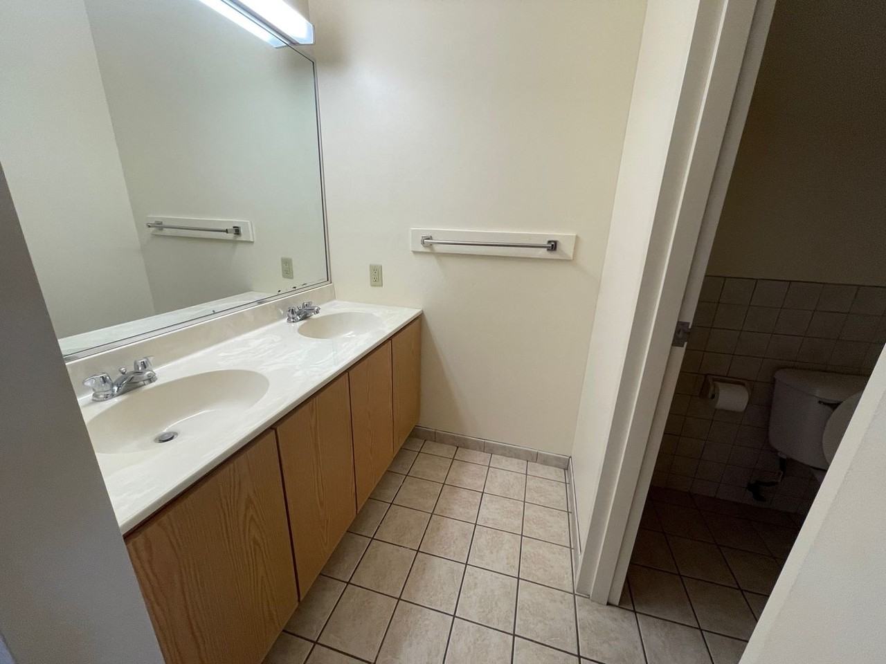 Bayit Edinboro - Photo 7 of 42