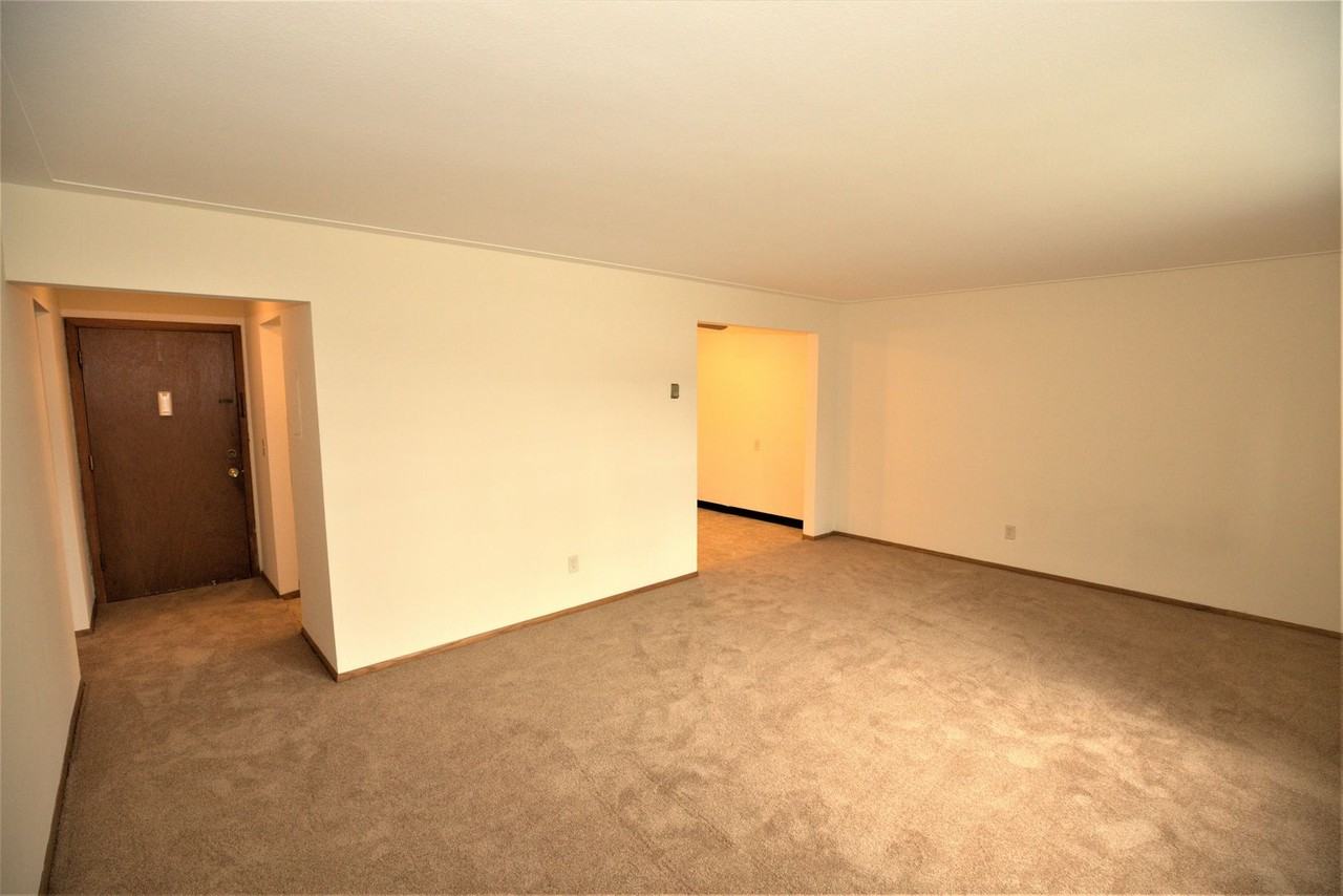 Glacier/Yellowston Apts - Photo 6 of 12