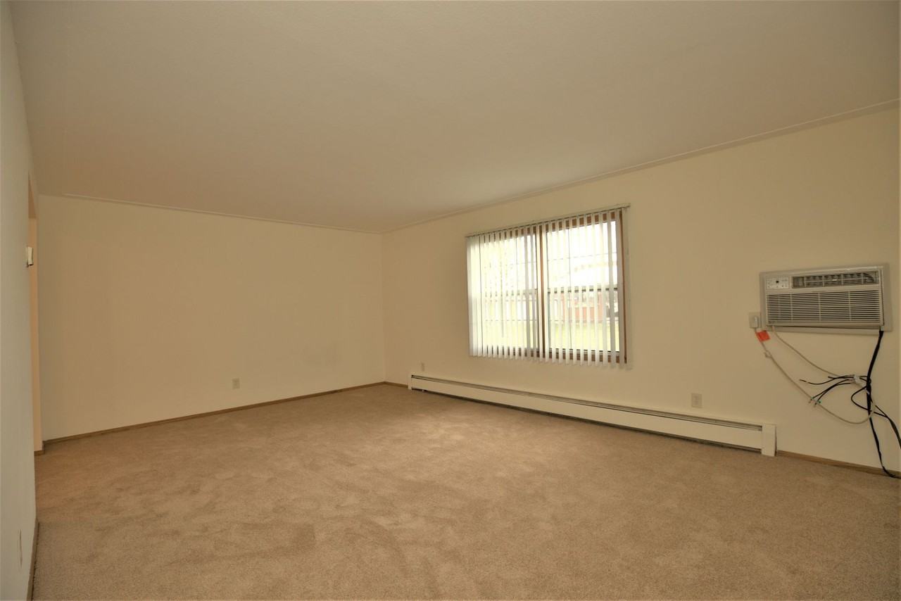 Glacier/Yellowston Apts - Photo 7 of 12