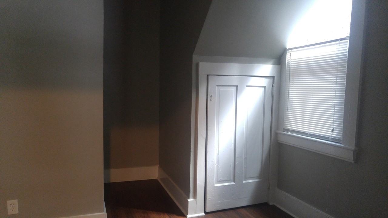 The Green Door - Photo 5 of 9