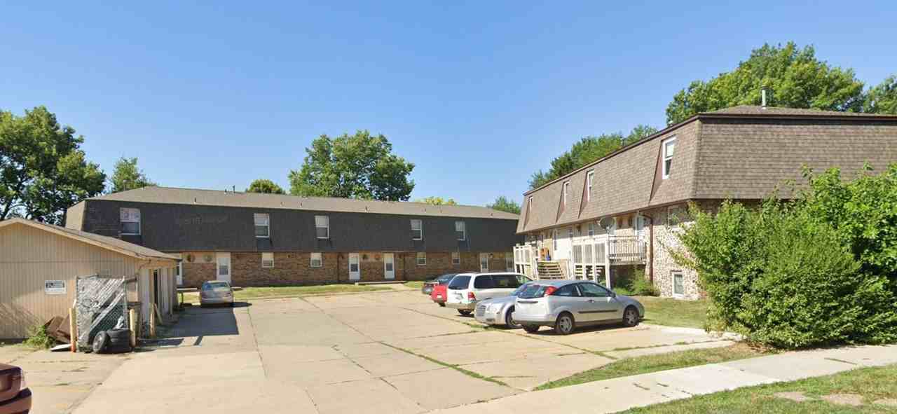 3 Bd Townhome - Photo 2 of 13