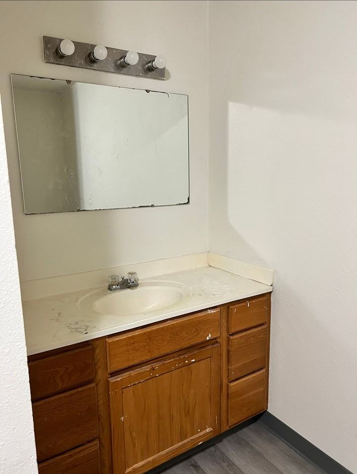 3 Bd Townhome - Photo 6 of 13