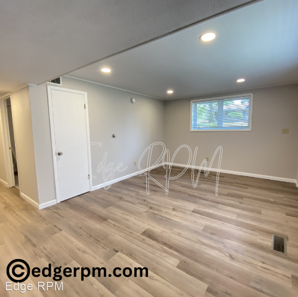 211 1/2 Angie Dr - Photo 3 of 17