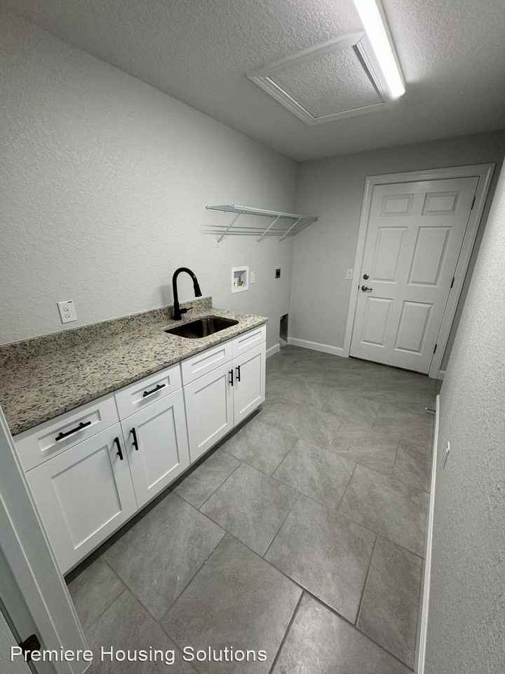 2419 Se 75th Blvd - Photo 3 of 19