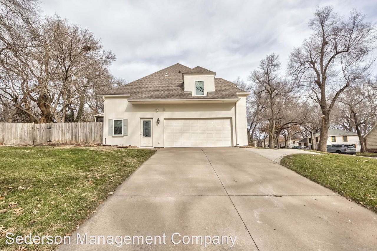 8132 Sagamore Rd - Photo 3 of 33