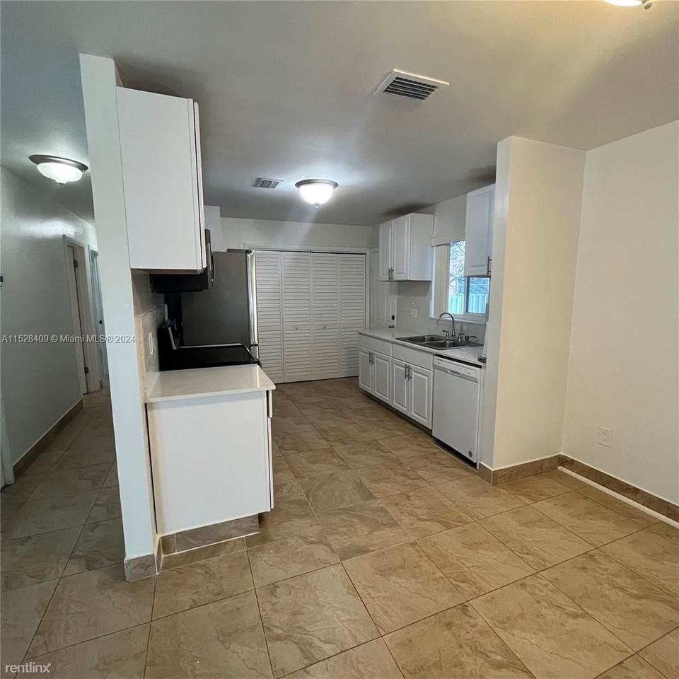 3156 Sw 16th St #3158 - Photo 2 of 15