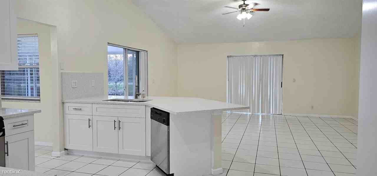 1488 Fairway Cir - Photo 3 of 10