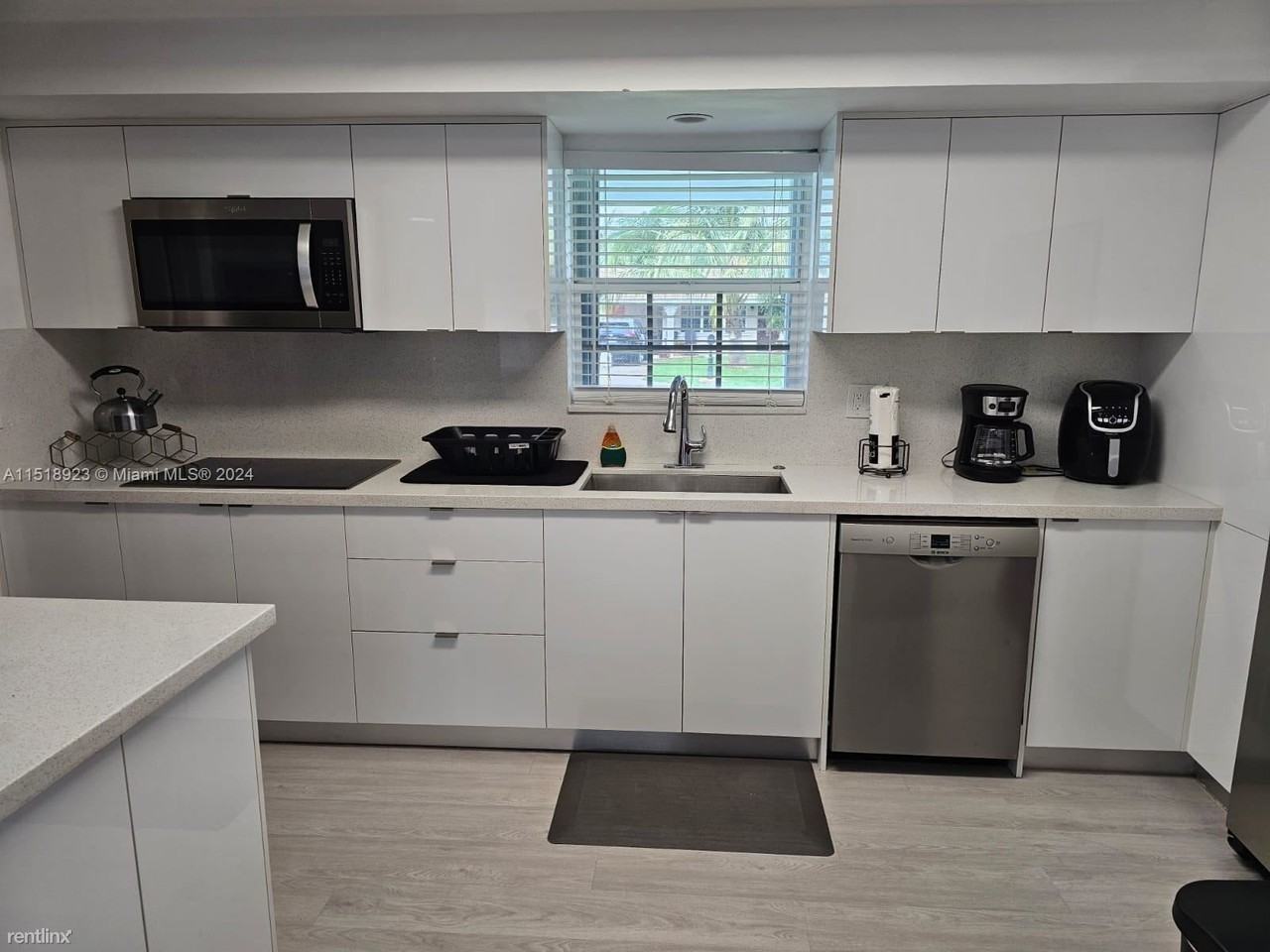 408 Sw 8th Ave #408 - Photo 3 of 22