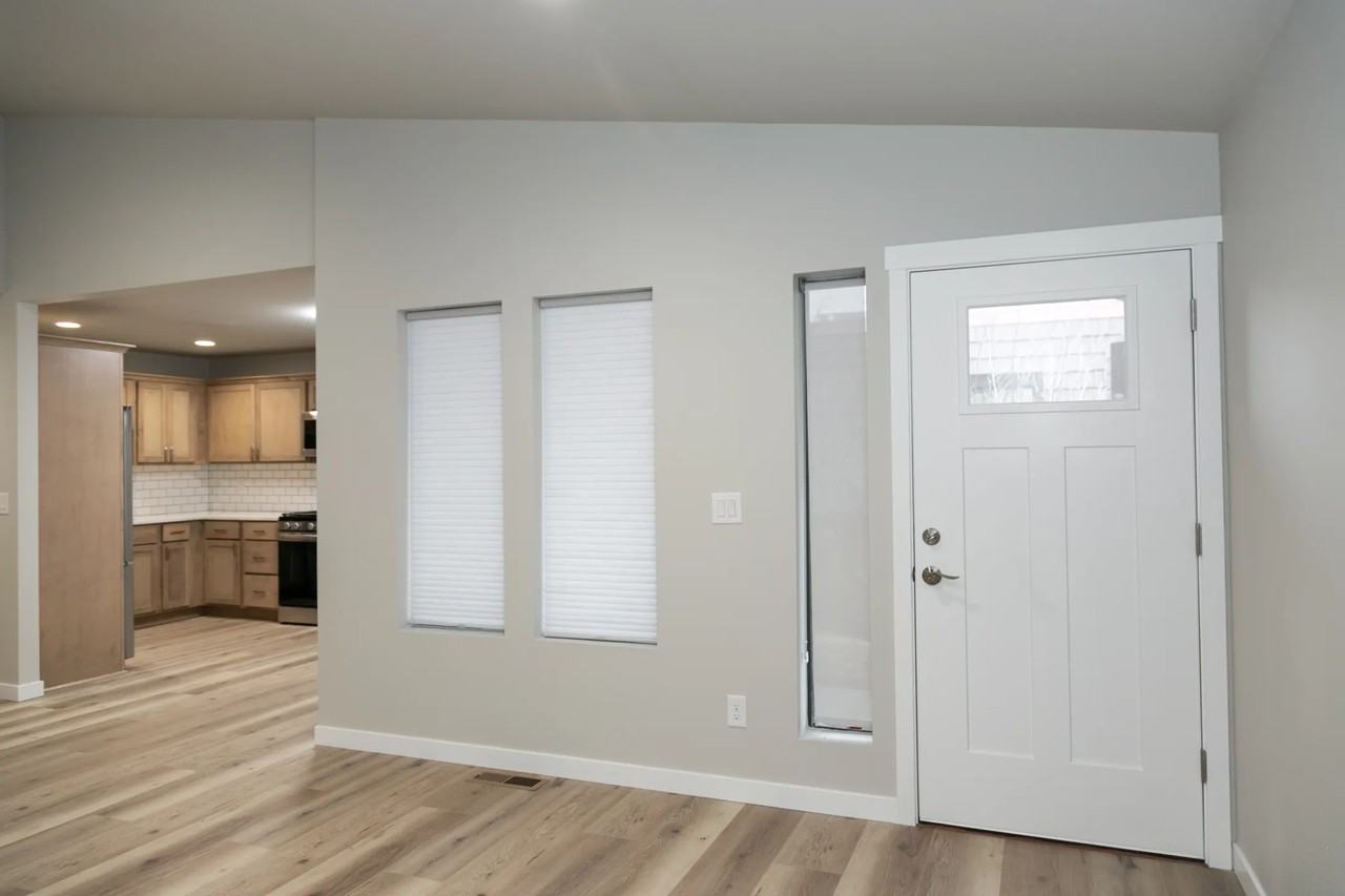 423 E Hemlock St - Photo 2 of 10