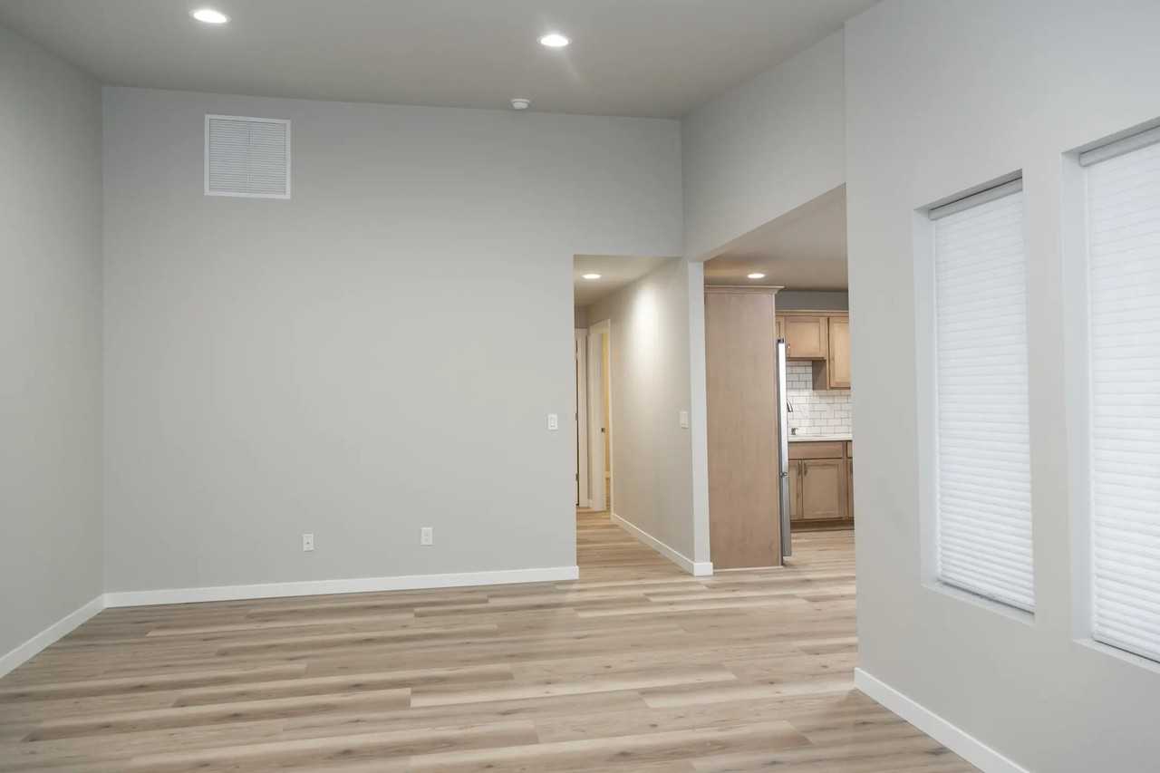 423 E Hemlock St - Photo 3 of 10