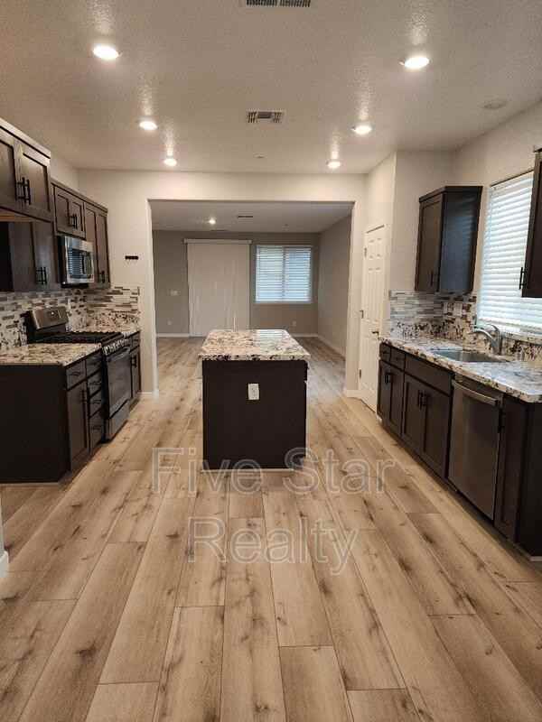 2203 Woodlet St - Photo 5 of 22