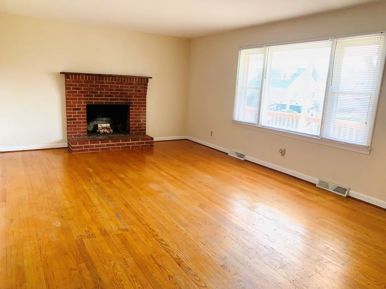 125 Hillcrest Dr - Photo 3 of 10