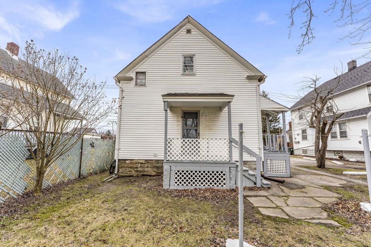 3229 Elyria Ave - Photo 3 of 4