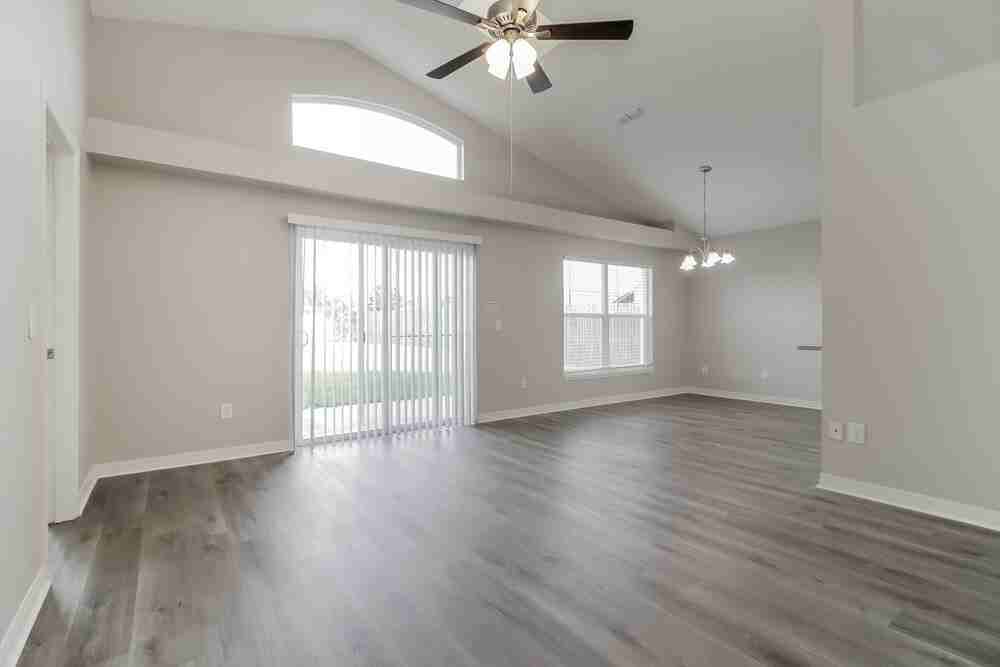 4819 Fort Dodge St - Photo 3 of 15