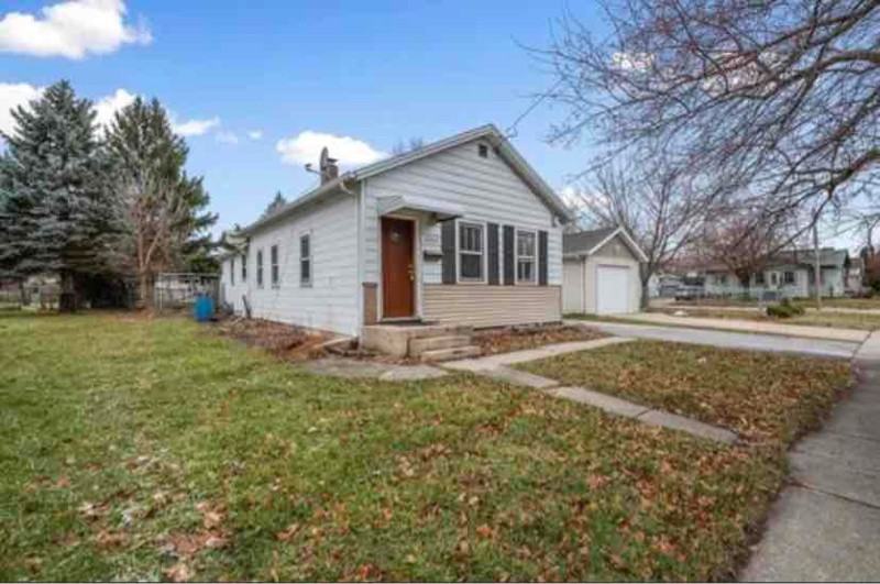 1202 Stuart St - Photo 4 of 17