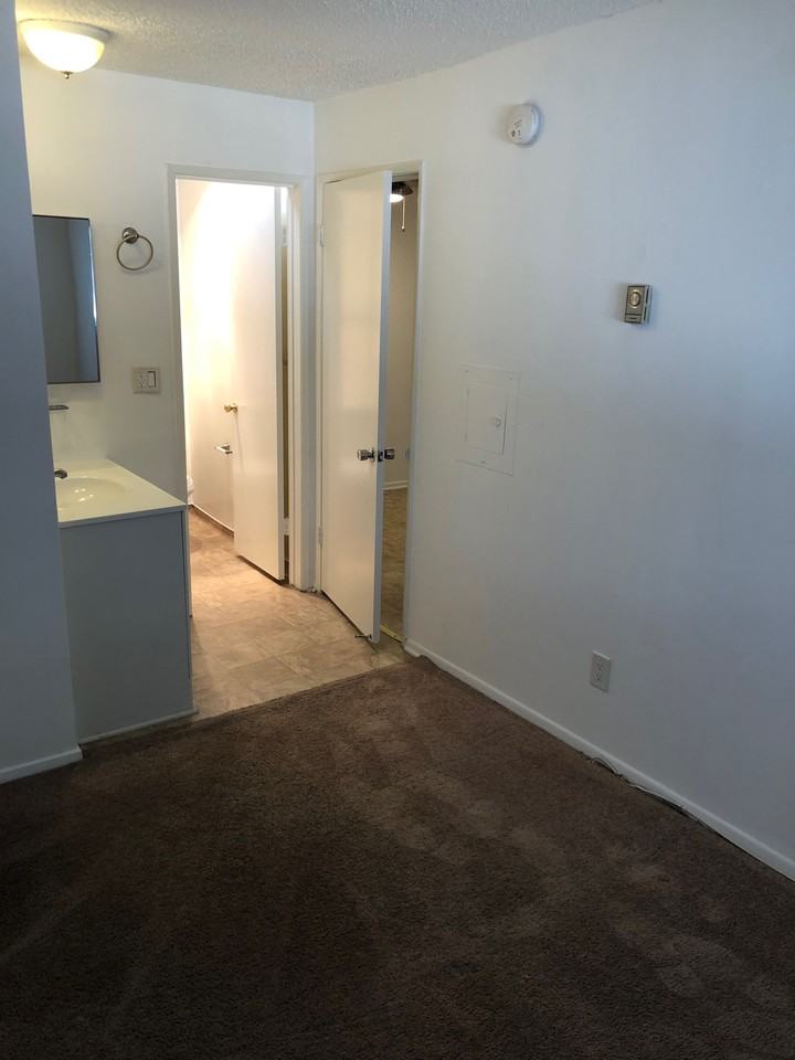 Courtleigh Apartments - Photo 2 of 7