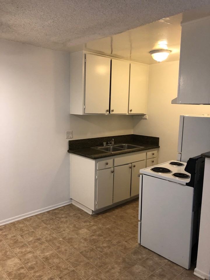 Courtleigh Apartments - Photo 3 of 7