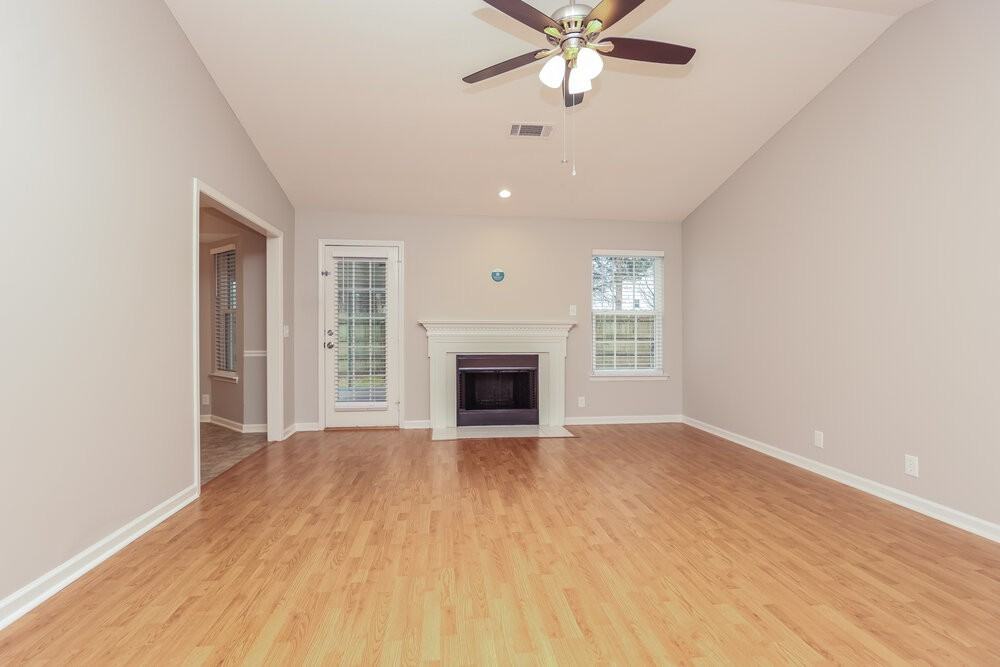 820 Winchester Close - Photo 3 of 16