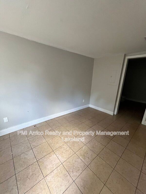 512 W Myrtle St #2 - Photo 3 of 9
